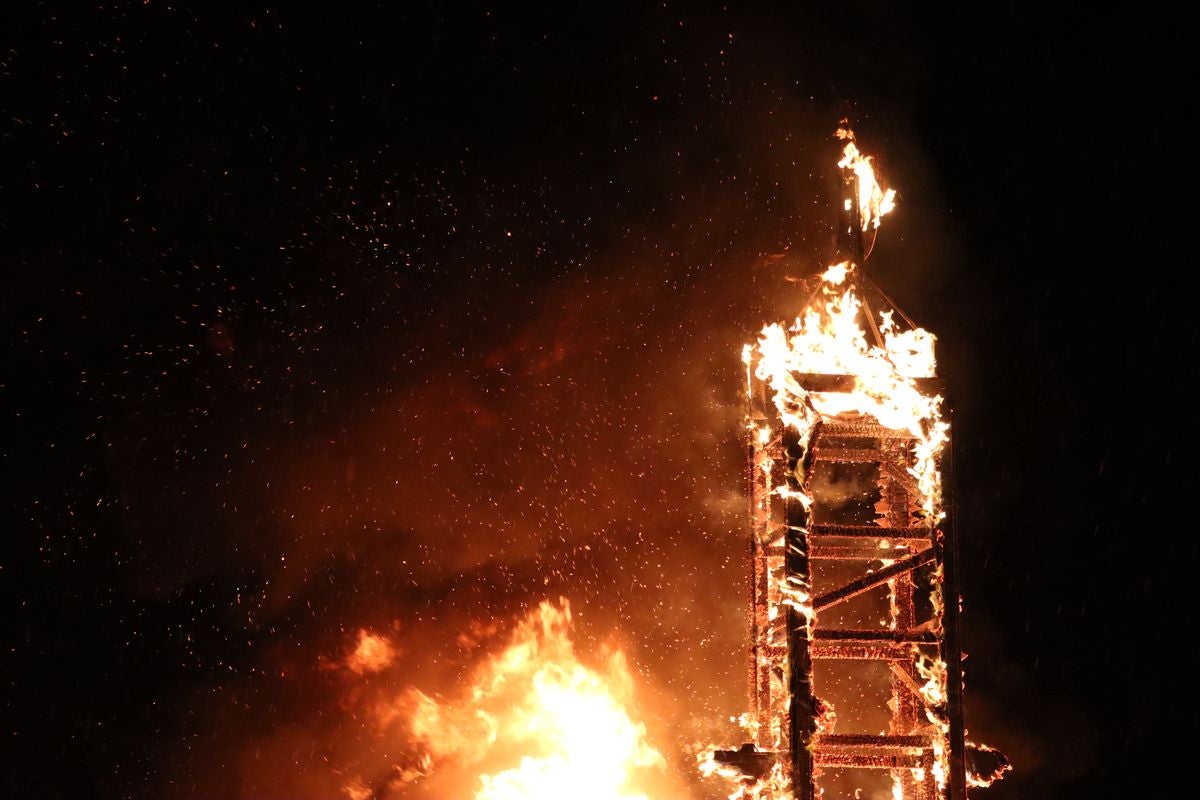 Las mejores imágenes de la hoguera de San Juan en León