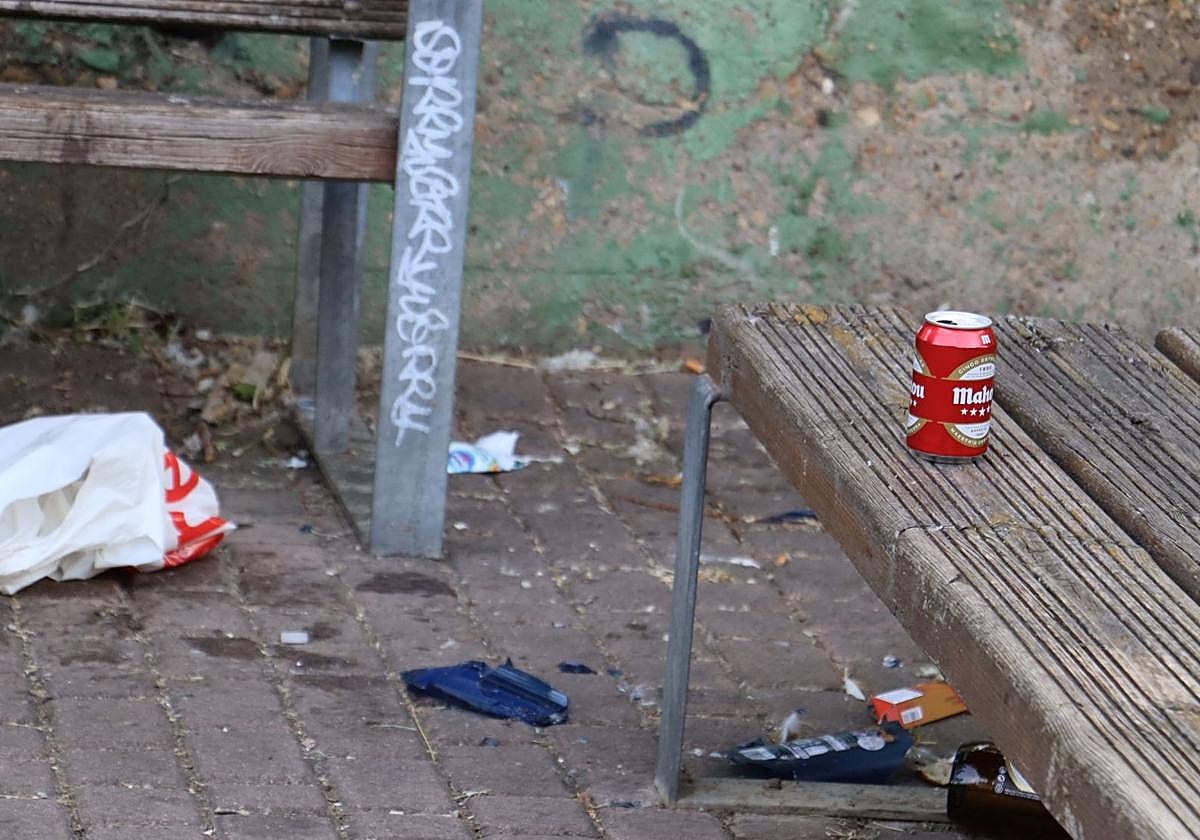 Suciedad en el río tras la noche de San Juan.