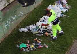 Un operario de la limpieza de León recoge los residuos del Bernesga.