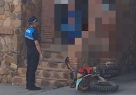 Un agente con el ciclomotor robado.