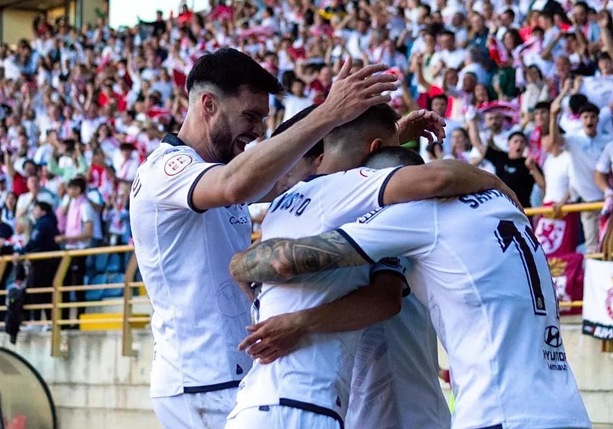 Los jugadores de la Cultural celebran el gol de Chacón.