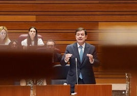 Intervención del presidente de la Junta Alfonso Fernández Mañueco en el Pleno de las Cortes. En la imagen el presidente contesta al portavoz de Vox David Hierro.