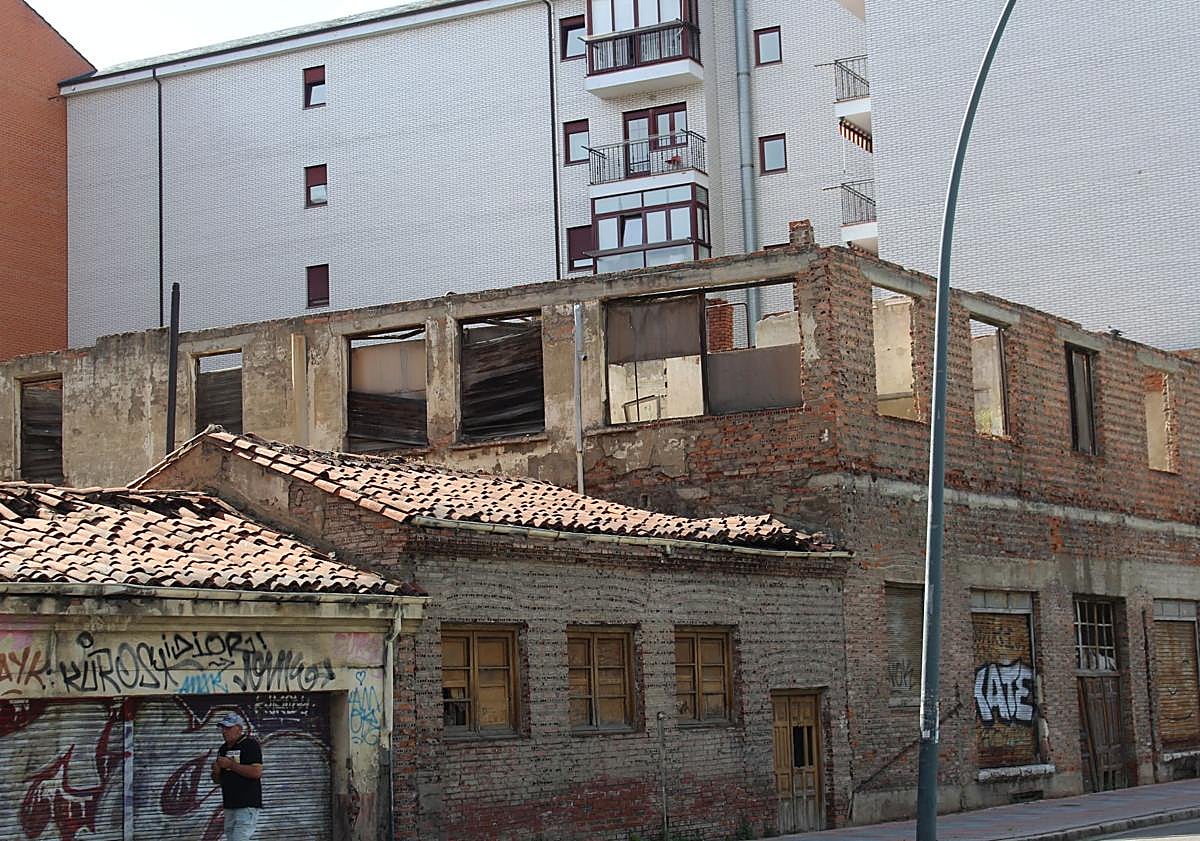 Imagen principal - Imágenes del interior y exterior del edificio.