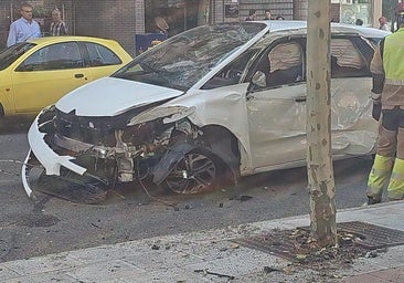 Un turismo sufre un accidente en una céntrica calle de León
