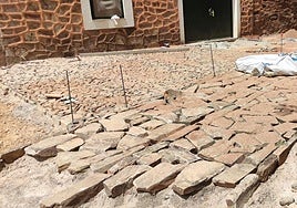 Obras en una calle de Castrillo de los Polvazares.