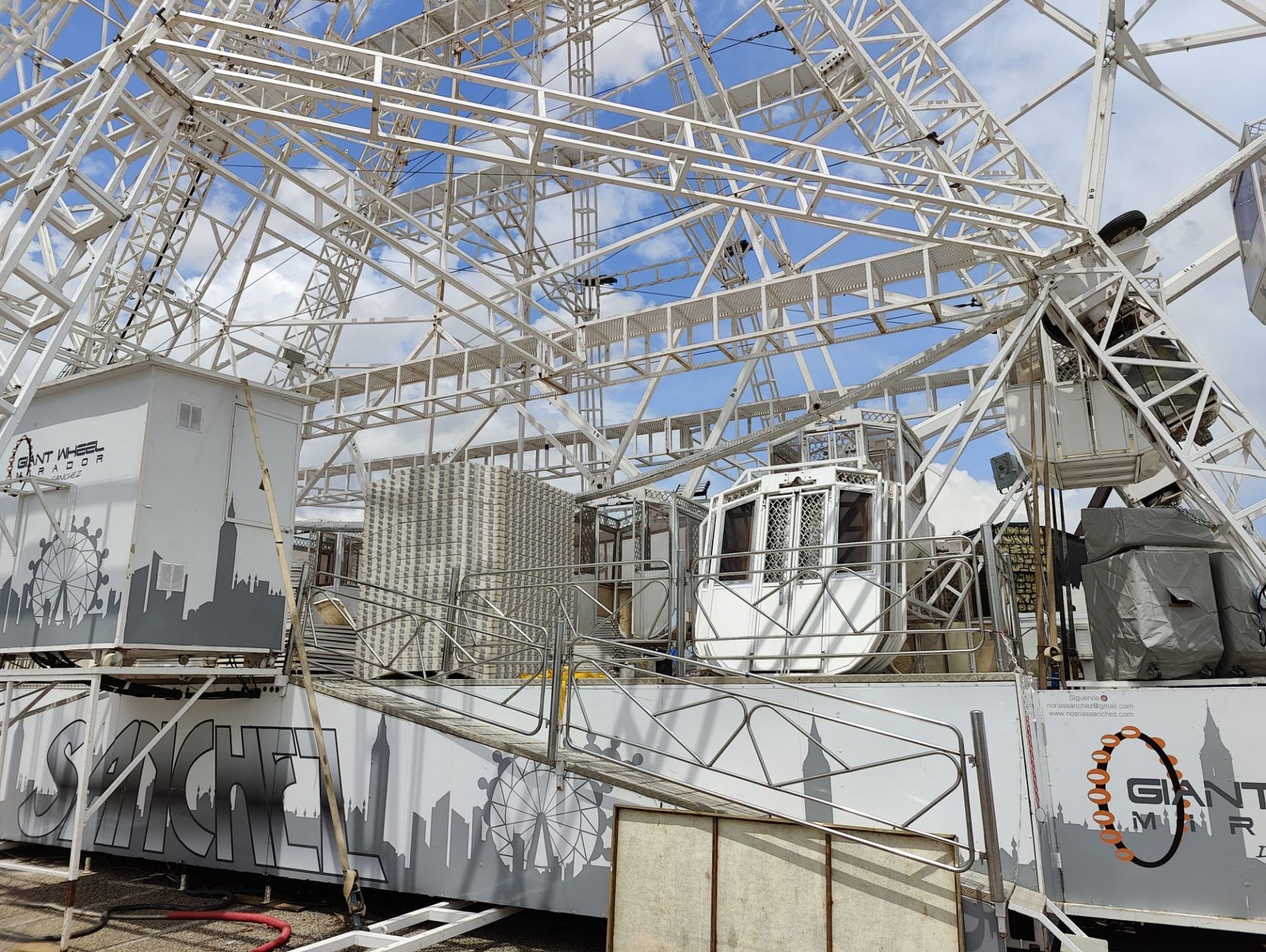 Las imágenes de la noria del Real de la Feria de León, tras la tormenta