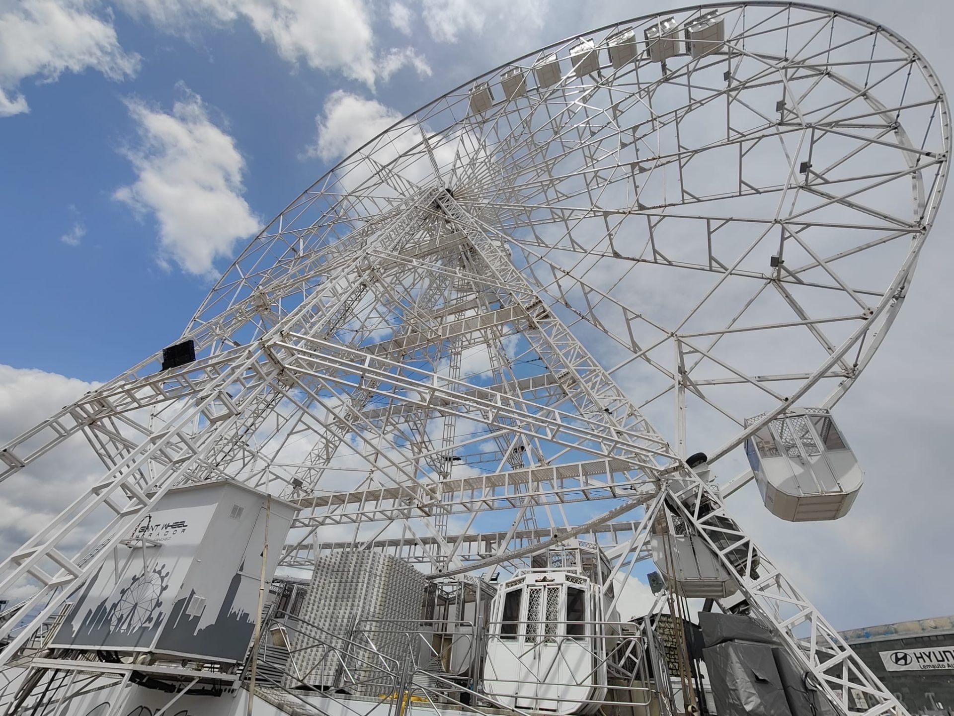 Las imágenes de la noria del Real de la Feria de León, tras la tormenta