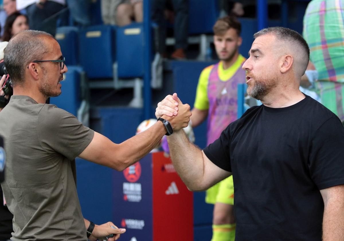 Javi Rey, entrenador de la Deportiva (D).