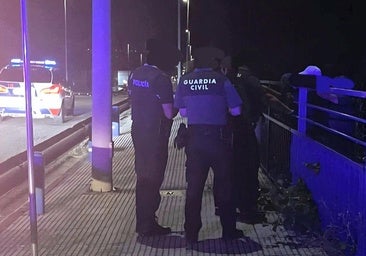 Una guardia civil fuera de servicio permite rescatar a un anciano desorientado junto a las vías del tren