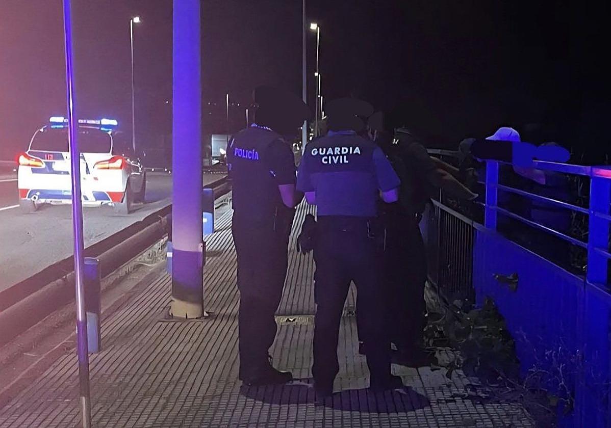 Agentes de la Guardia Civil y Policía Local en el rescate del anciano.