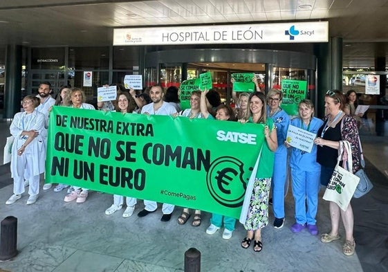 Concentración a las puertas del Hospital de León.