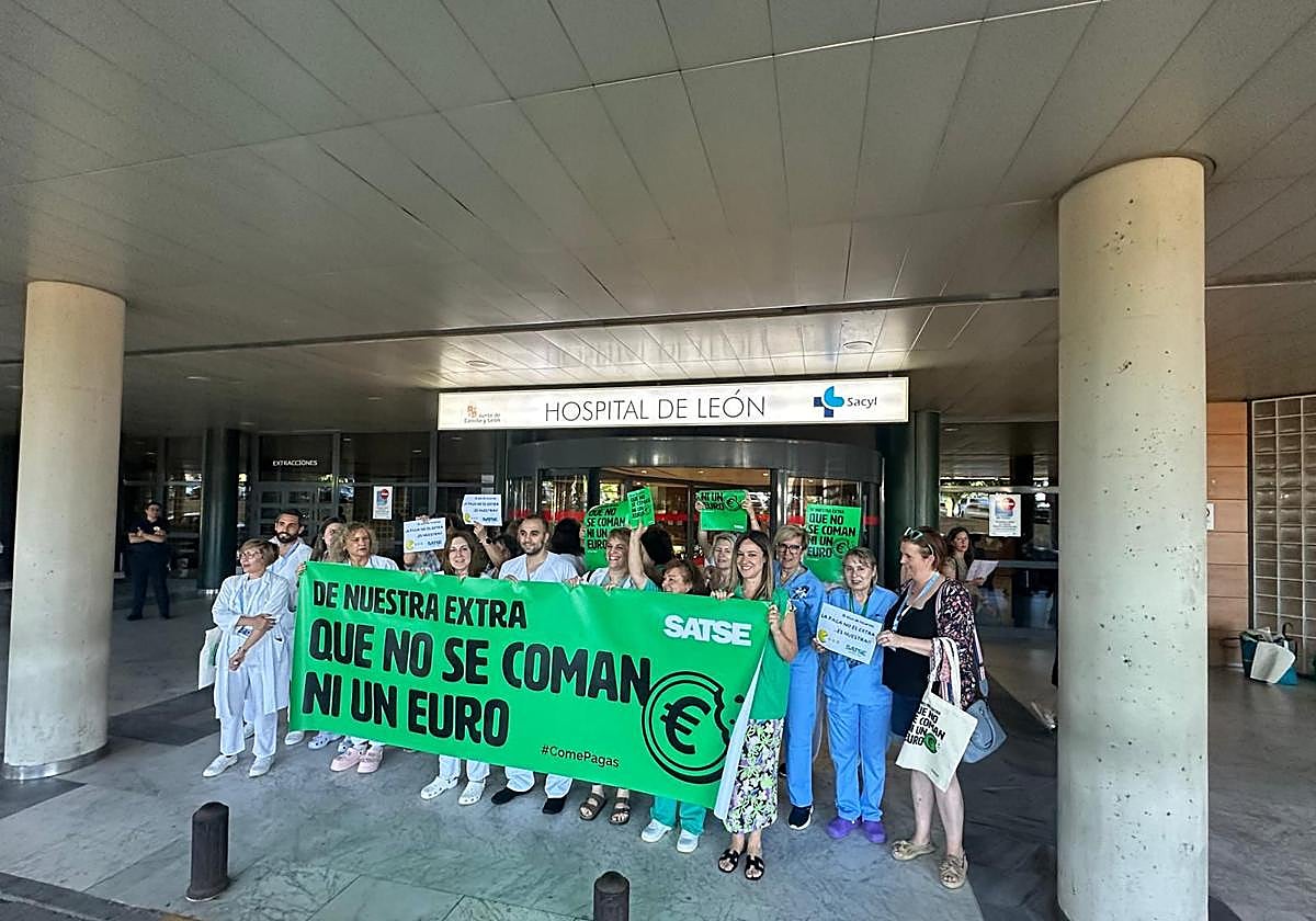 Concentración a las puertas del Hospital de León.