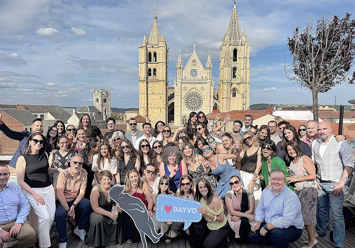 Asistentes al evento conmemorativo en la terraza del Camarote Madrid.
