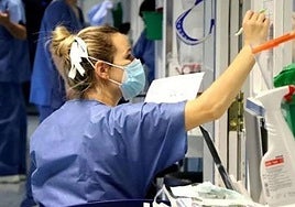 Imagen de una enfermera en el Hospital de León.