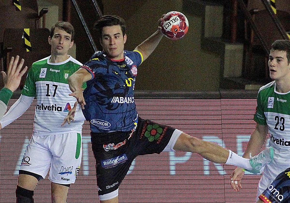 Gonzalo Pérez, en un partido con el Abanca Ademar.