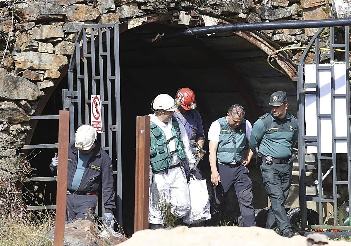 La Guardia Civil inspecciona la mina de Cerredo tras el accidente.