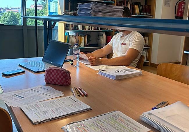 Imagen de un opositor en la biblioteca.