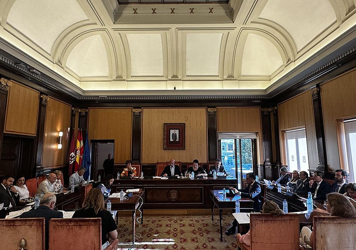 Imagen principal - El pleno del Ayuntamiento de León del 27 de junio de 2025.
