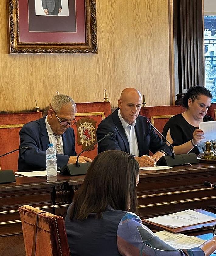 Imagen secundaria 2 - El pleno del Ayuntamiento de León del 27 de junio de 2025.