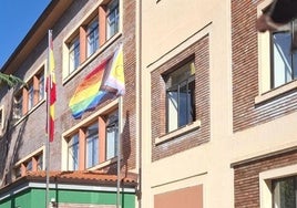 La bandera ondea en el Rectorado.