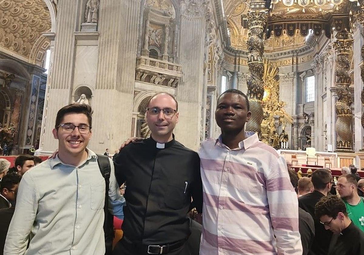 Los seminaristas de Astorga junto a su rector en el Vaticano.