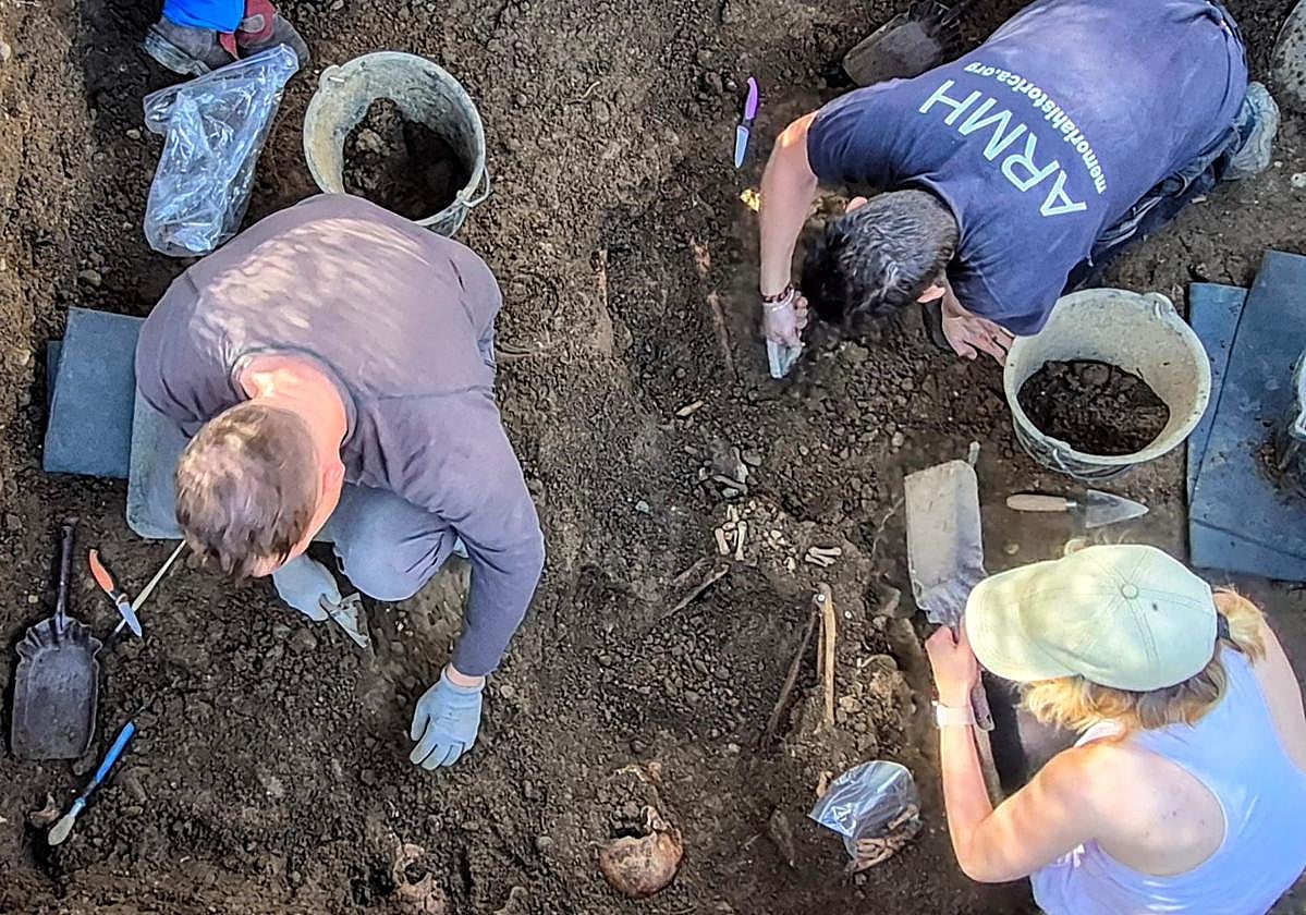 Trabajos de exhumación de los cuerpos en Mansilla de las Mulas.