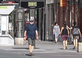 Un ciudadano camina por Ordoño II.