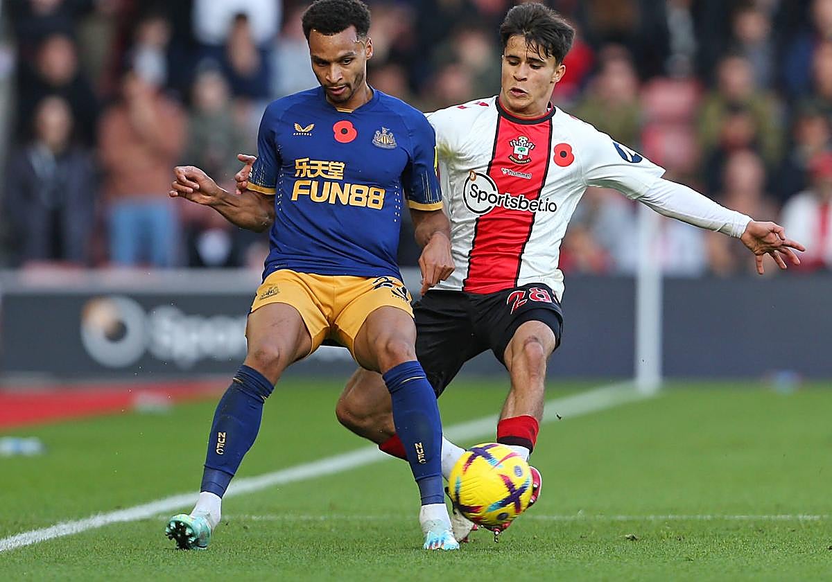 Juan Larios (D), en un partido con el Southampton.