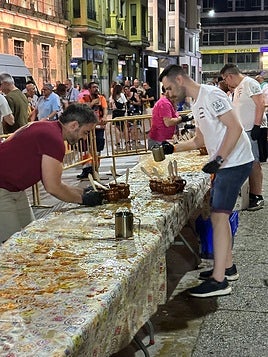 La Plaza de San Marcelo acogió esta tradición propia de la medianoche de cada 28 de junio y organizada por la Federación de Peñas