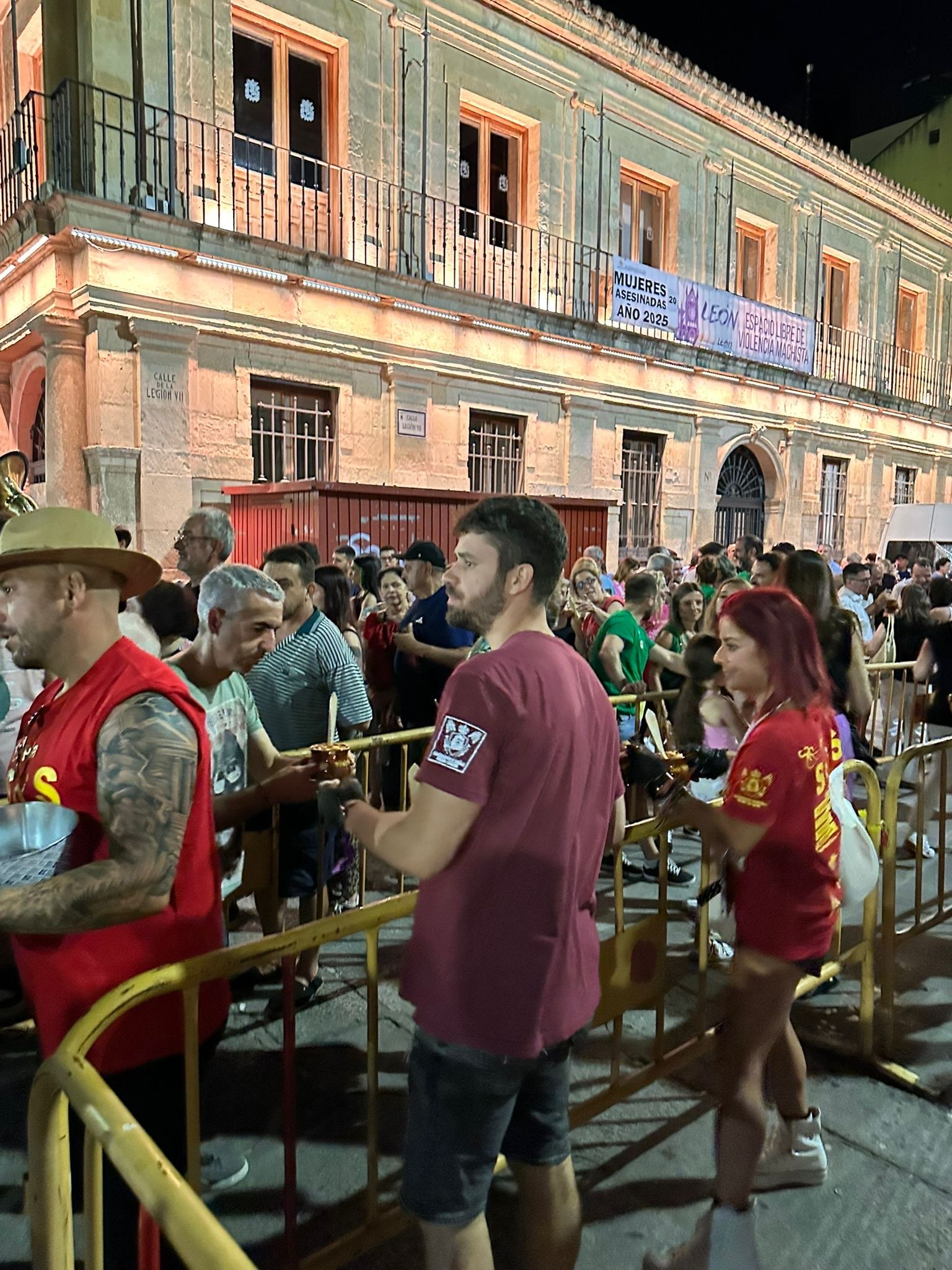 Las imágenes del reparto de sopas de ajo en la noche de San Pedro