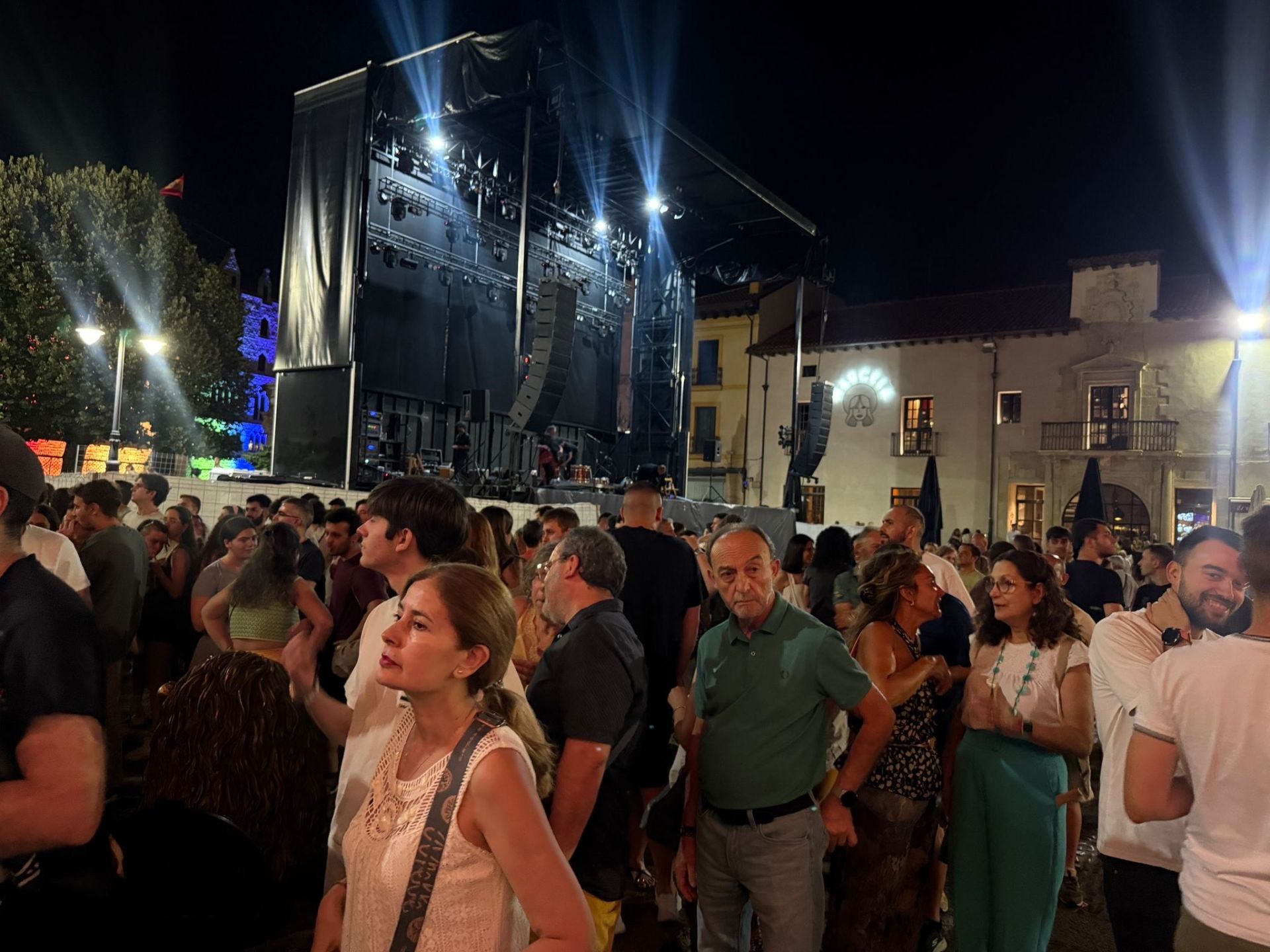 Las imágenes del reparto de sopas de ajo en la noche de San Pedro