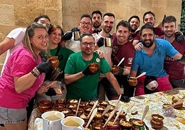 Degustación de sopas de ajo en la plaza de San Marcelo.