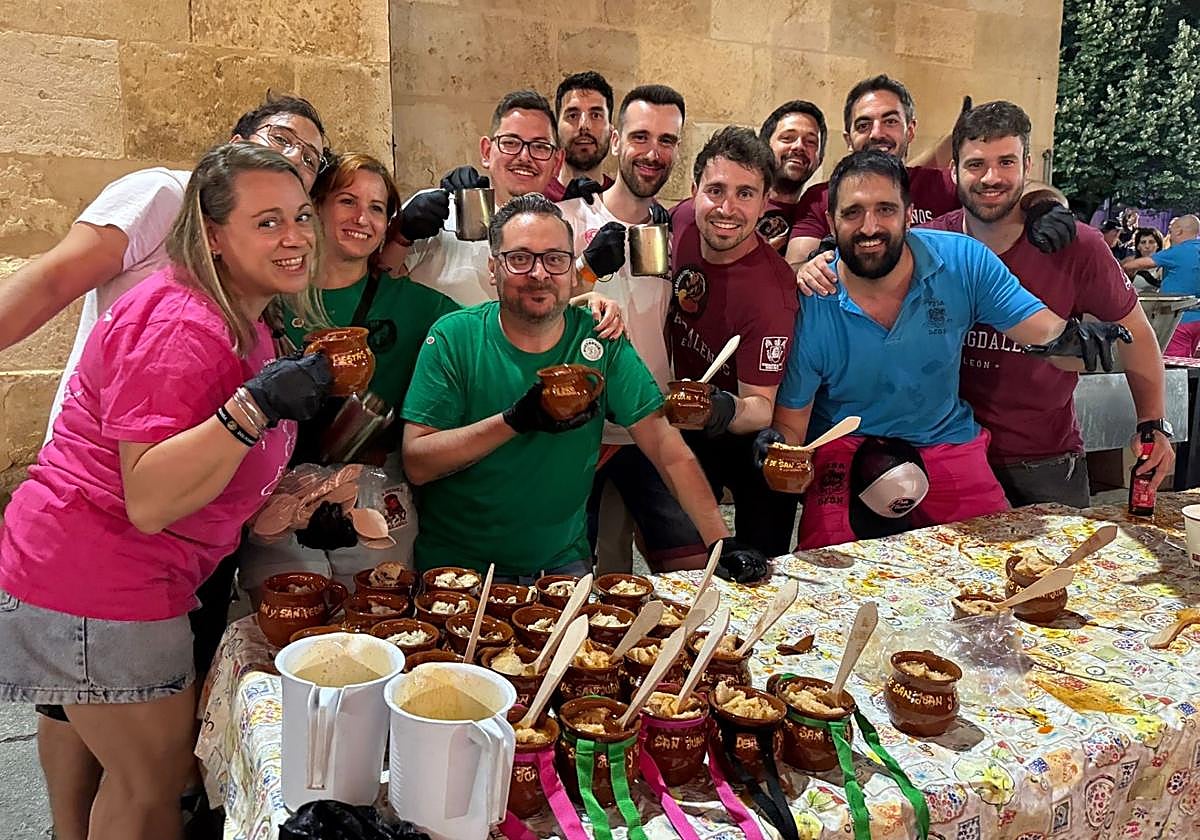 Degustación de sopas de ajo en la plaza de San Marcelo.