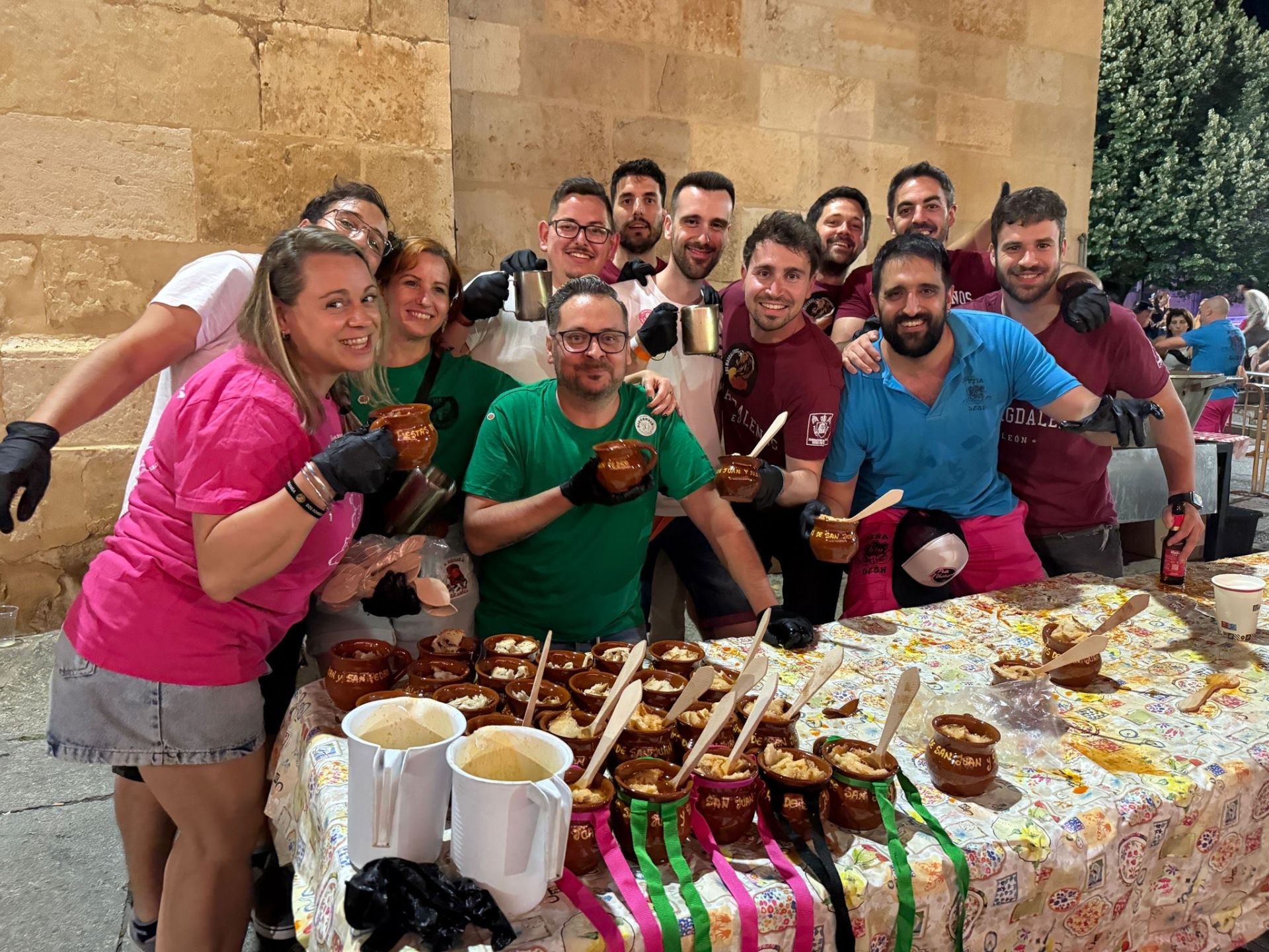 Las imágenes del reparto de sopas de ajo en la noche de San Pedro