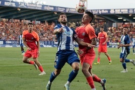Borja Valle pelea un balón ante el Andorra.