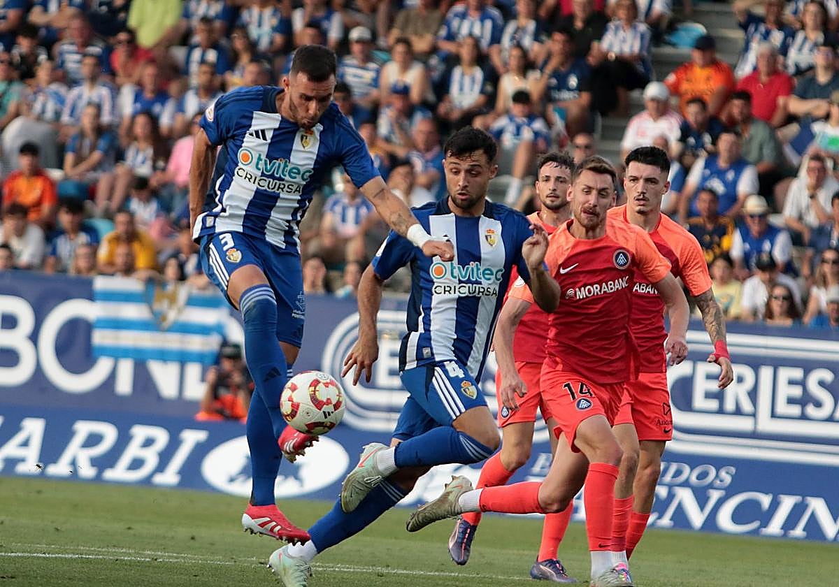 Un lance de un partido de la Deportiva.