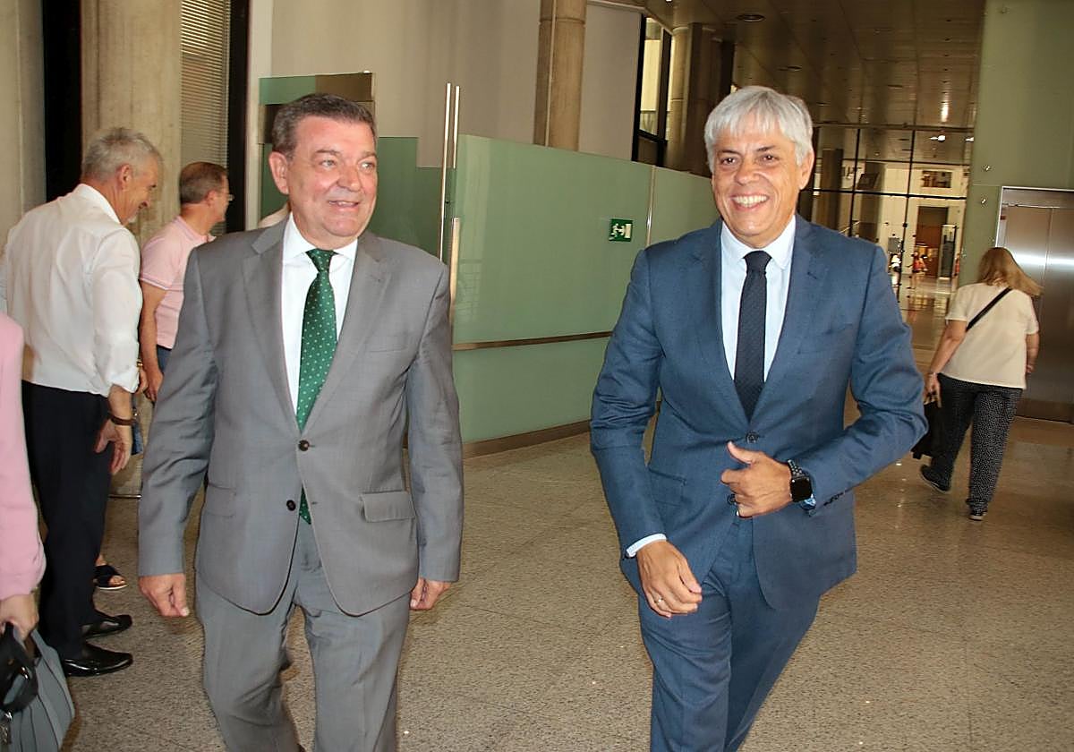 El consejero de la Presidencia, Luis Miguel González Gago, presenta el sistema de autoevaluación de calidad de las Delegaciones Territoriales de la Junta de Castilla y León, acompañado por el delegado territorial, Eduardo Diego,