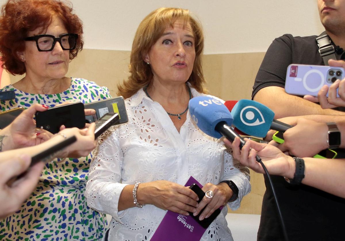 Ana del Ser este lunes en su visita al Centro Atiendo de León.