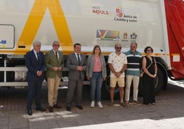El consejero de la Presidencia, Luis Miguel González Gago, y la mancomunidad interprovincial Sahagún-Villada invierten 240.000 euros en un nuevo camión de recogida de residuos.