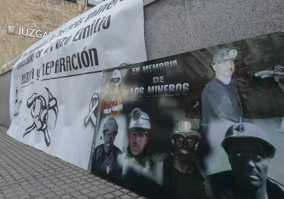Homenaje a las puertas de los juzgados de León durante el juicio.
