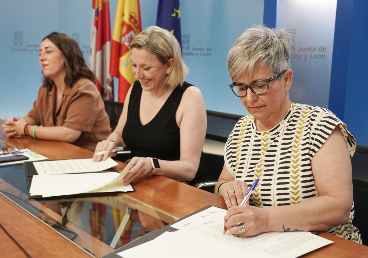 La vicepresidenta de la Junta de Castilla y León y consejera de Familia e Igualdad de Oportunidades, Isabel Blanco, firma con la Asociación de Afectados de Esclerosis Lateral Amiotrófica de Castilla y León (ELACyL) un acuerdo para la introducción de mejoras en el protocolo de colaboración para la atención a las familias y a las personas afectadas de ELA.