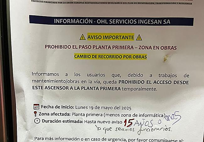 Cartel instalado y pintado en el ascensor.