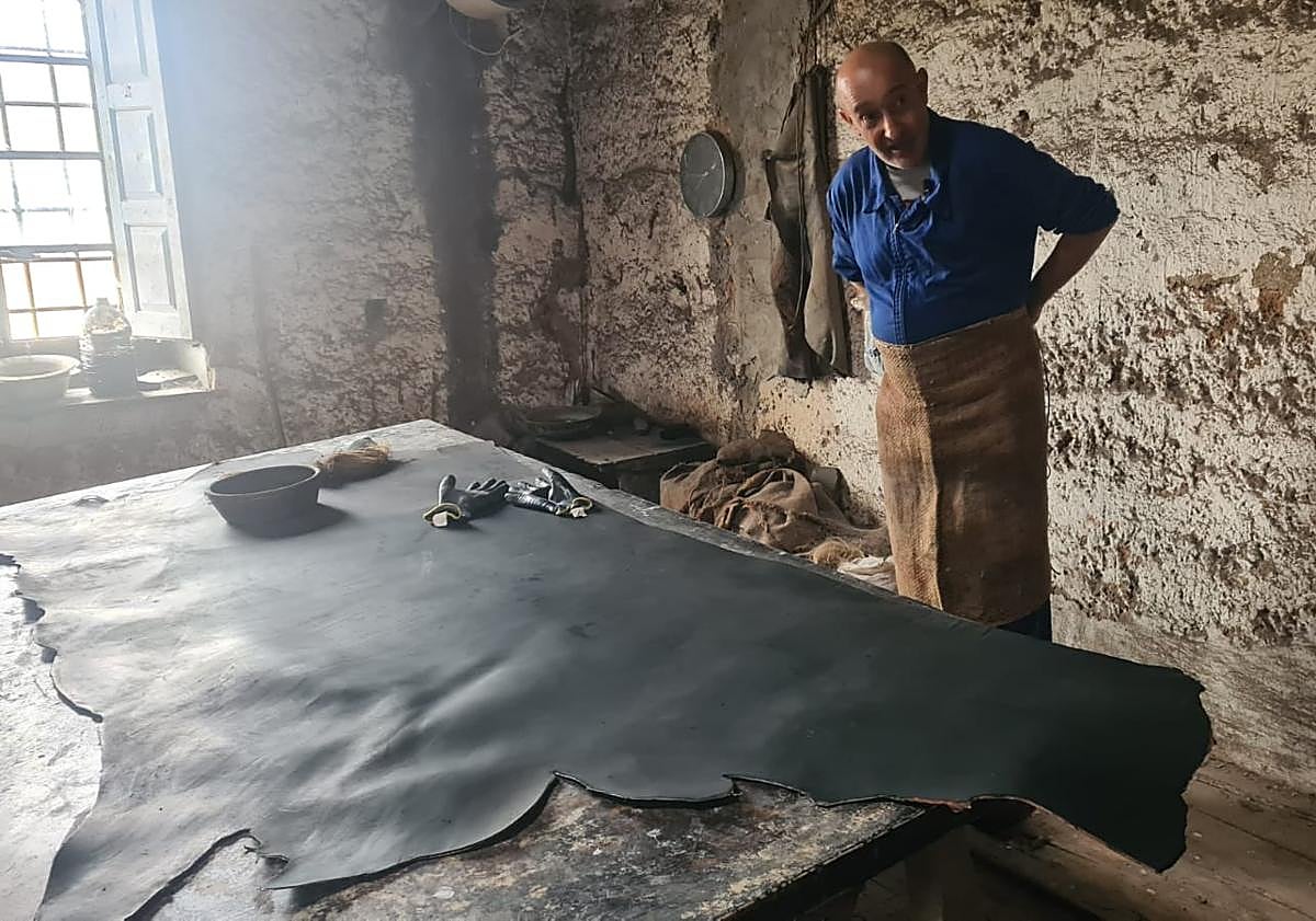 Imagen principal - Genaro y el ocaso del cuero en León: «Tengo mis límites y la economía no da»