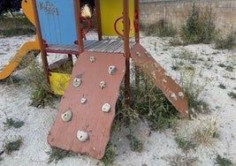 Falta de mantenimiento en un parque de San Andrés del Rabanedo.