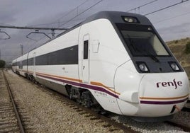 Un tren de media distancia de Renfe.