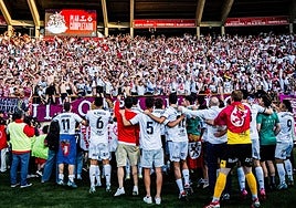 Los jugadores de la Cultural celebran el ascenso con la afición.