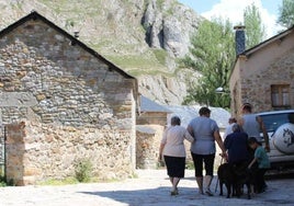 Imagen de archivo de vecinos en La Cueta de Babia.