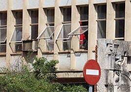 Los vecinos sostienen que en este inmueble vive un «grupo importante» de personas y la Junta tramita su desalojo