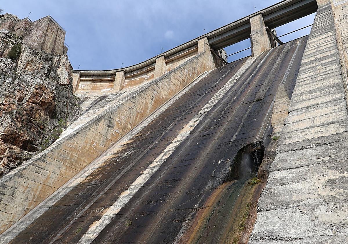 Así es la presa y el embalse leonés de Barrios de Luna