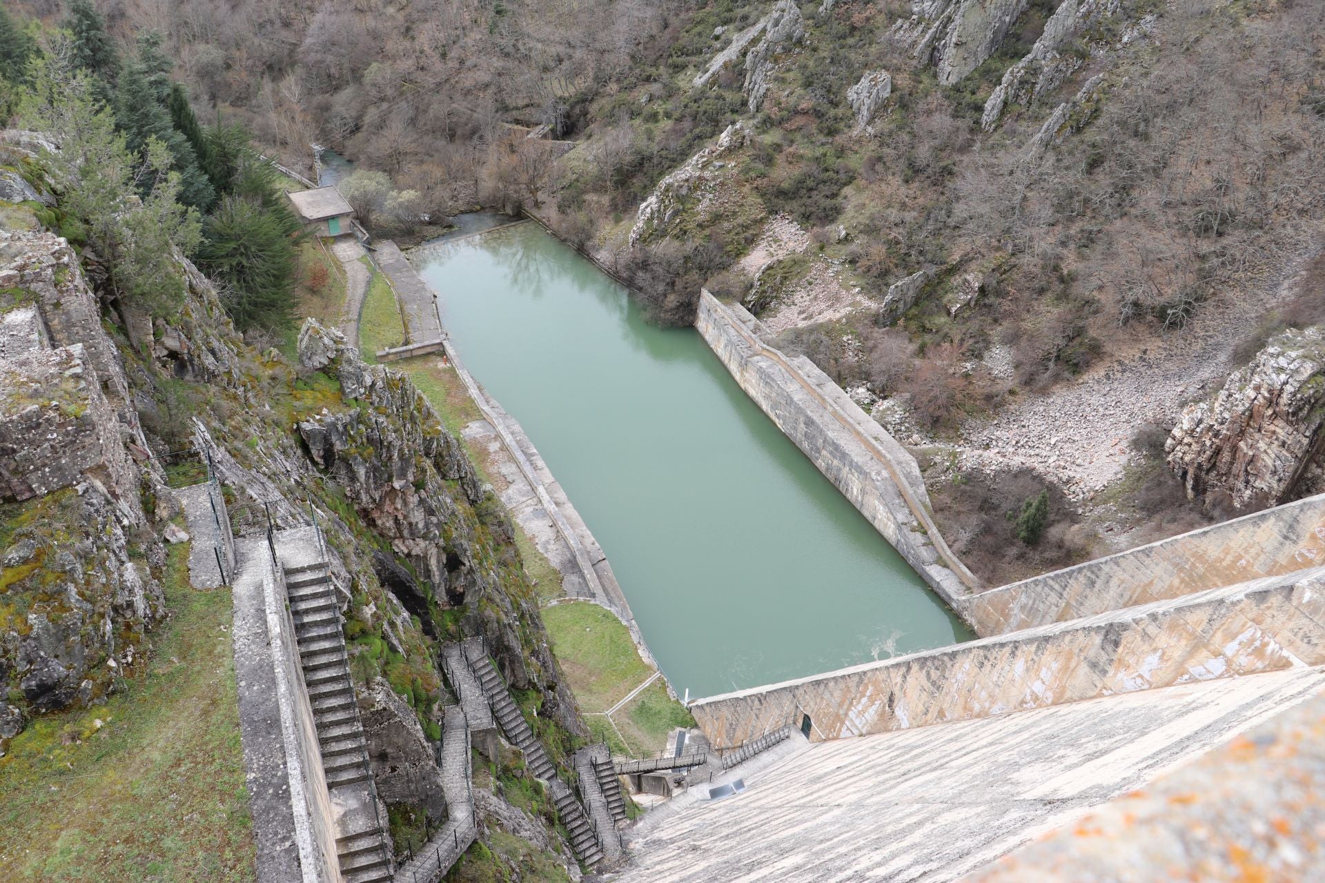 Así es la presa y el embalse leonés de Barrios de Luna